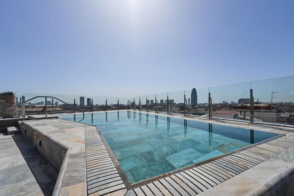 巴塞罗那加泰罗尼亚雅典酒店的大楼顶部的大型游泳池
