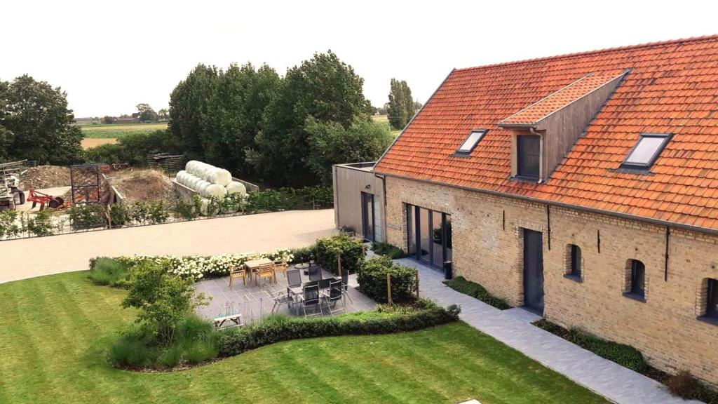 弗尔内Bibi's Boerderij的享有带庭院的房屋的空中景致