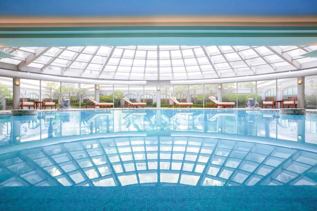 上海上海万豪虹桥大酒店的大楼内带桌椅的游泳池