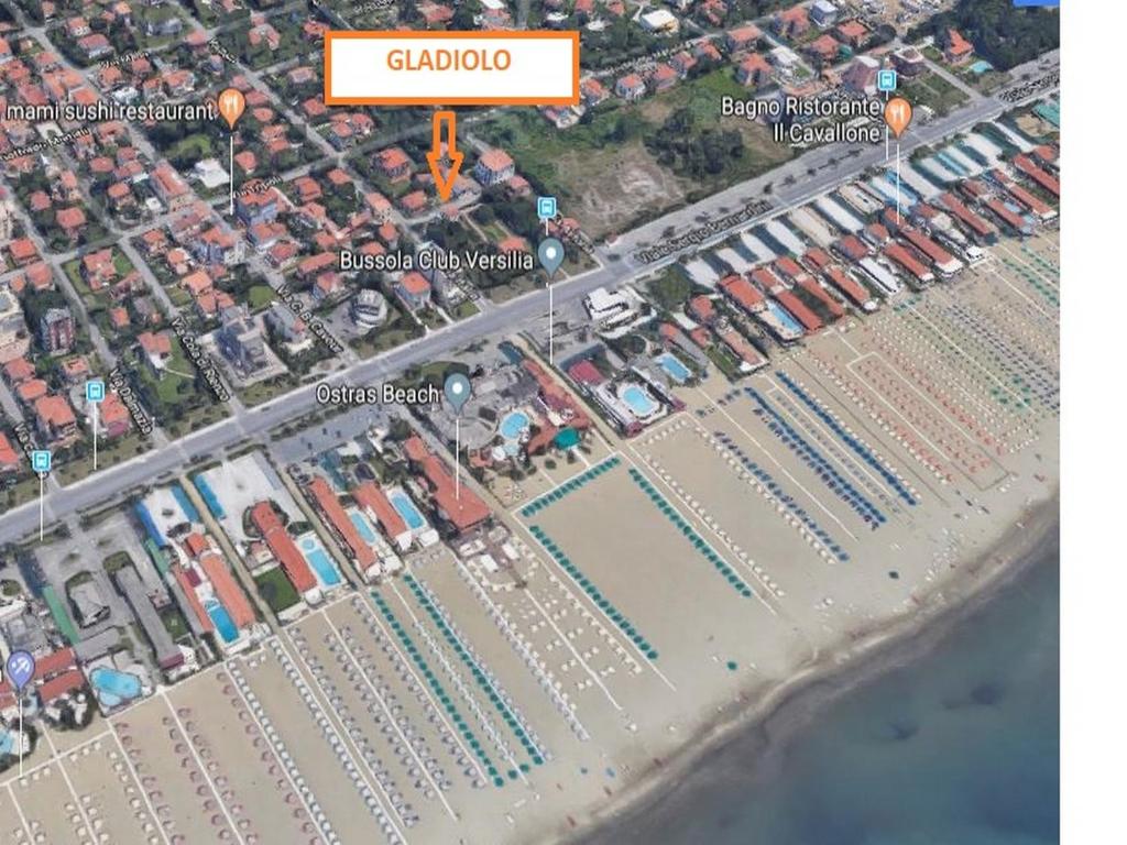 马里纳-迪-皮特拉桑塔Il Gladiolo - Focette 100mt From Sea的一张带有卡拉多语标志的海滩地图