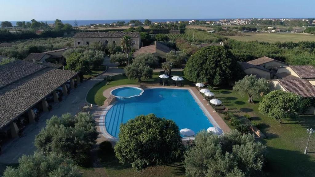 伊索拉迪卡波里祖托Borghetto Beach Club Resort的享有带游泳池的房屋的空中景致