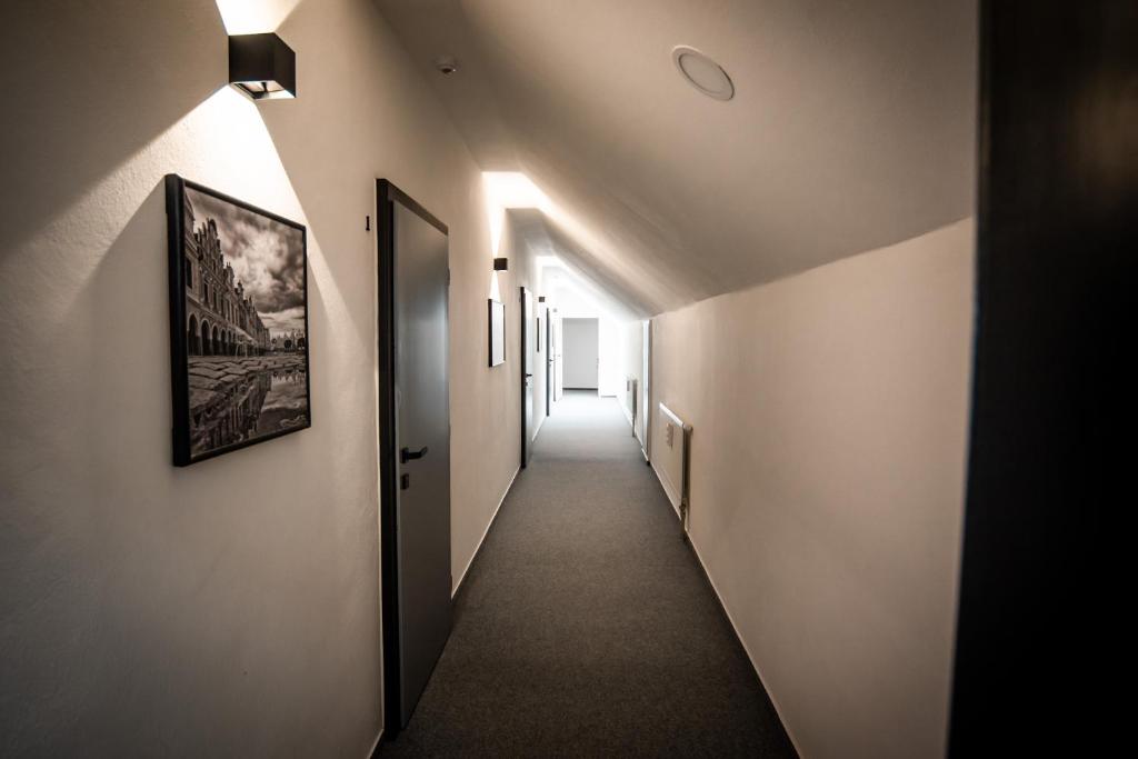 泰尔奇APART Mikeš的一条带白色墙壁的走廊和一条带灯光的长走廊