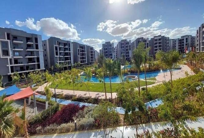 埃兹贝特Sun Capital-Beside Zewil City的公寓大楼设有2个位于公园内的游泳池