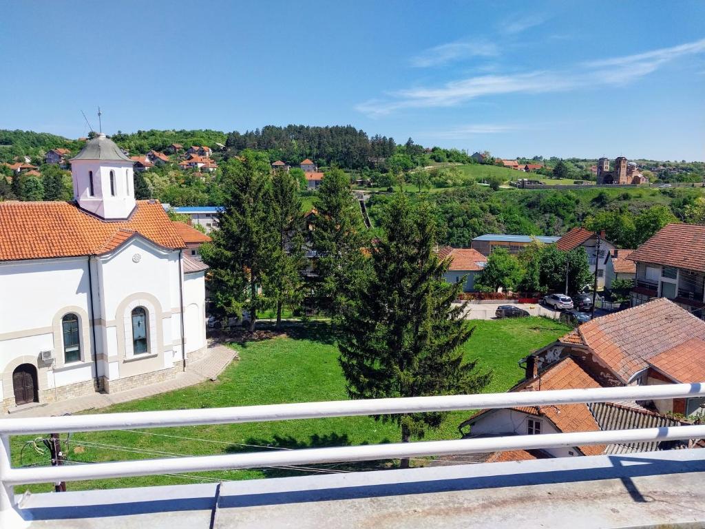 KuršumlijaKursumlijska Banja- Apartman Savic的从阳台可欣赏到白色小教堂的景色