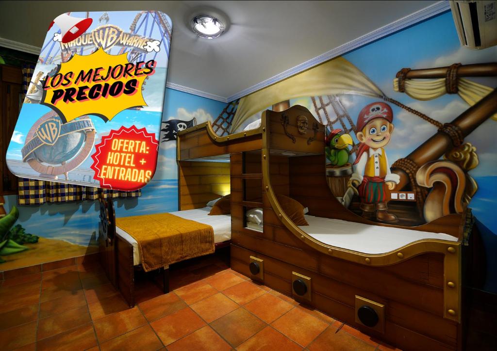 先波苏埃洛斯埃尔沃兰特旅馆及餐厅的儿童卧室,设有海盗船主题客房