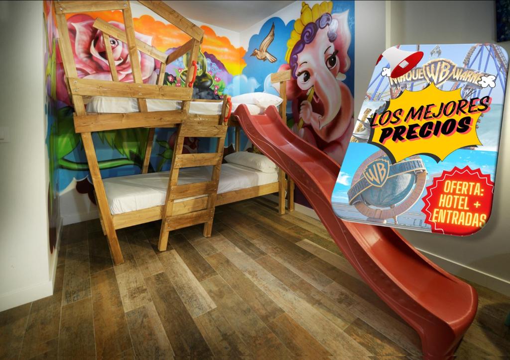先波苏埃洛斯萨尔瓦多II公寓的儿童卧室配有带迪斯尼电影壁画的双层床