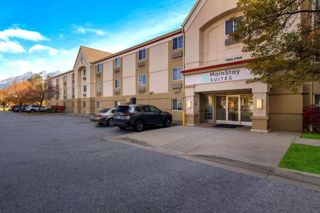 米德瓦尔MainStay Suites Salt Lake City Fort Union的酒店前的停车场