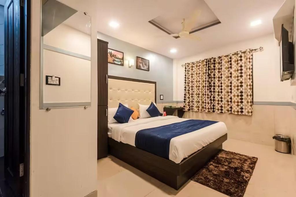 孟买Hotel Akasa Inn的一间卧室配有一张特大号床。