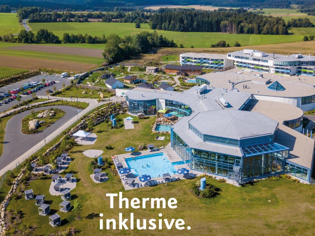 WeißenstadtSiebenquell® GesundZeitResort的享有带游泳池的大型建筑的空中景致