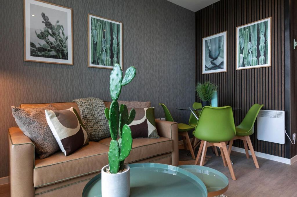 奥平顿Palm Tree House - Sahara的客厅配有沙发和带仙人掌的桌子