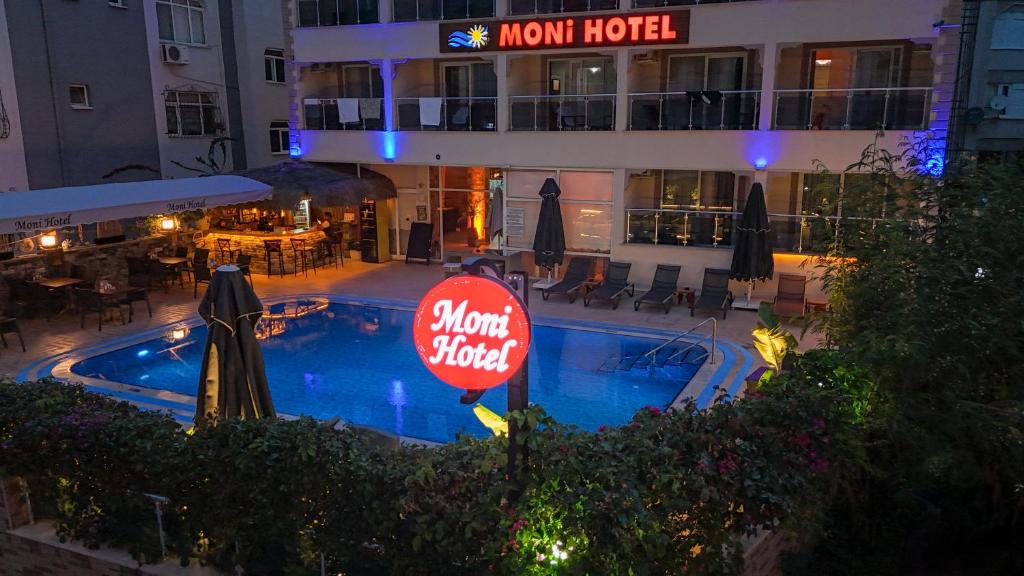 马尔马里斯Moni Hotel的一座酒店,在游泳池上标有酒店标志