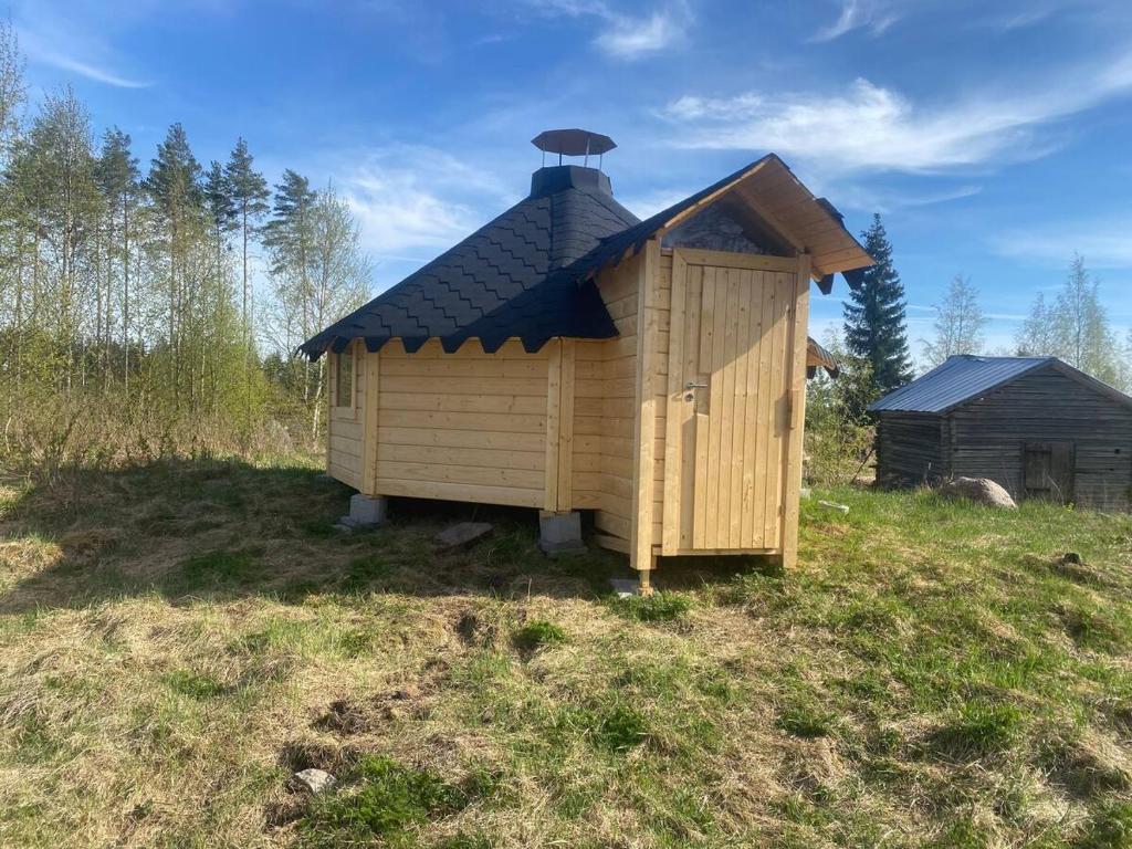 LaitilaTriangle Cabin的一座带屋顶的小型木屋