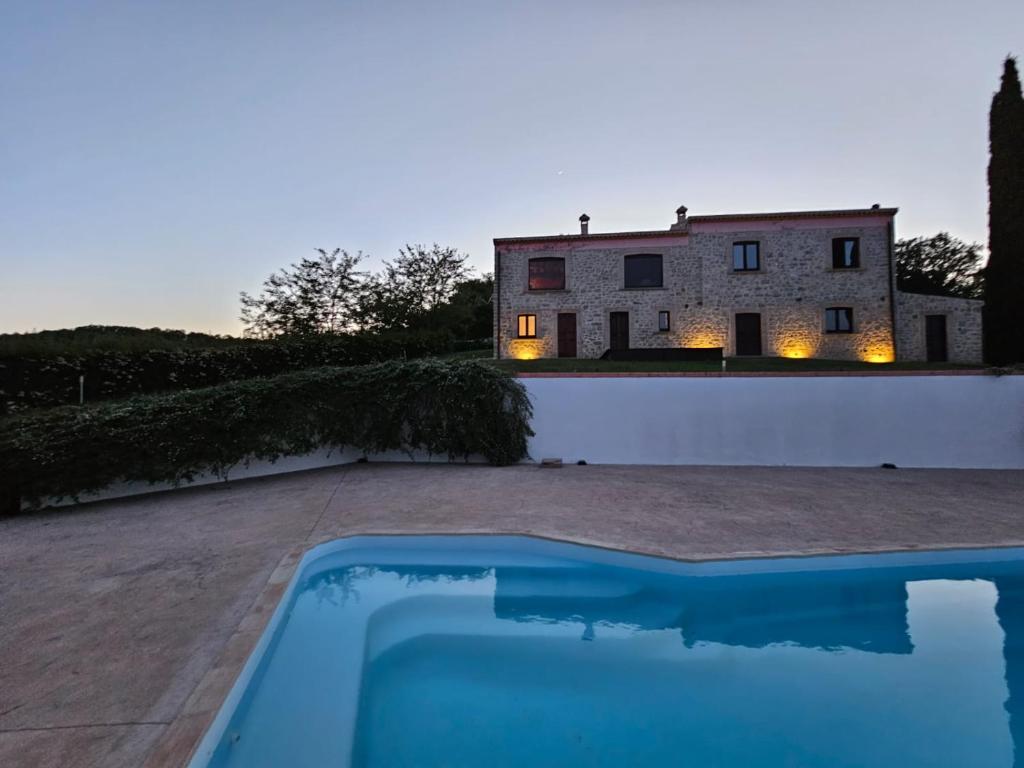 CarunchioCasolare Abruzzese : natura, incanto e mindfulness的一座别墅,在一座建筑前设有一个游泳池