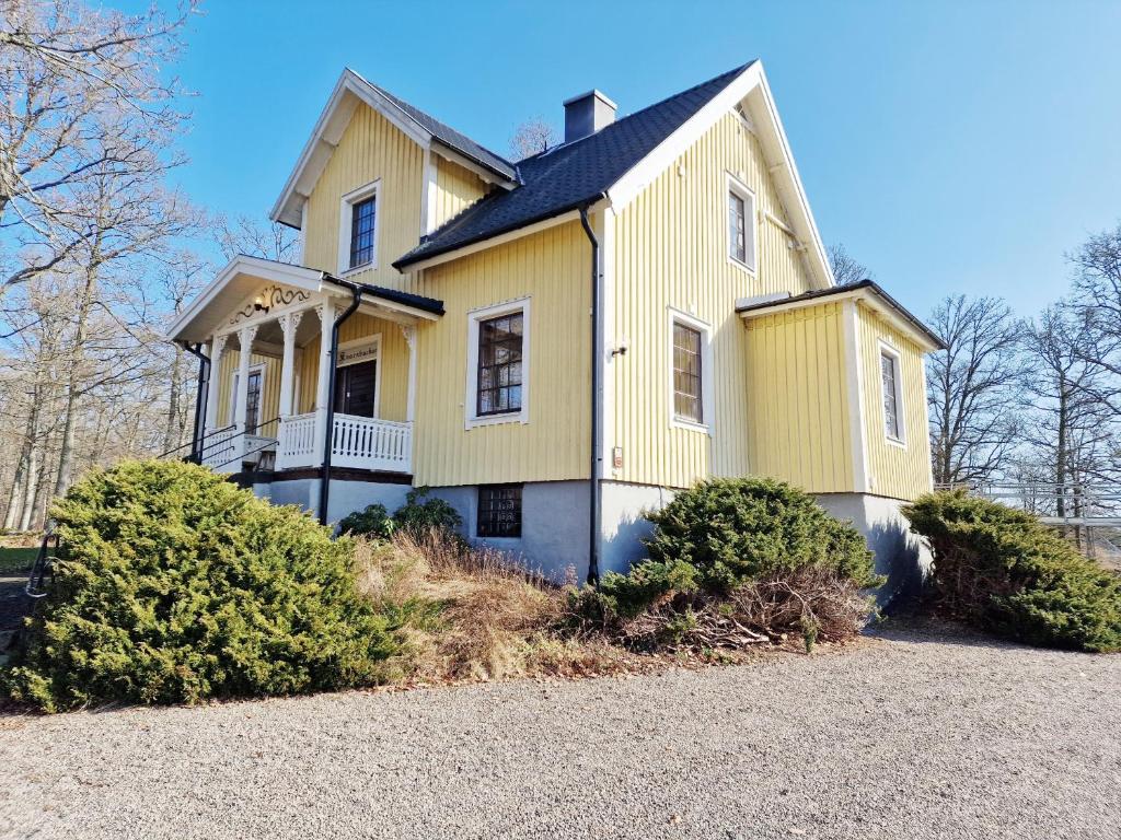 瑟尔沃斯堡Large and spacious house in Norje, Blekinge的黑色屋顶的黄色房子