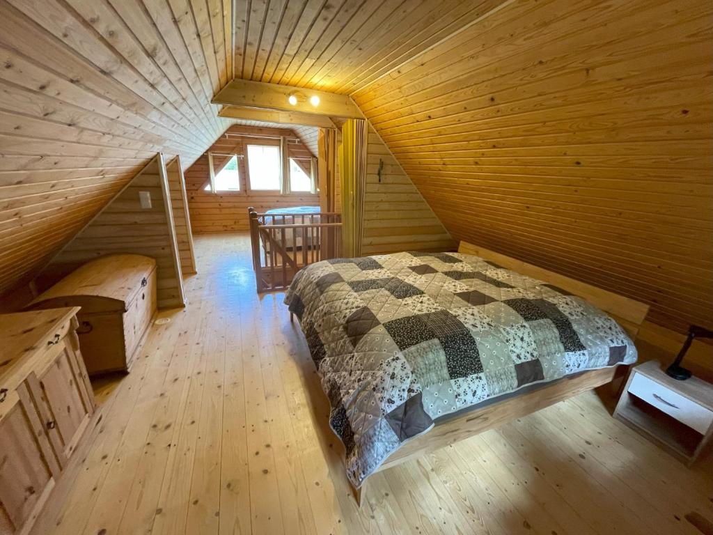 FrohburgGarten Eden的小木屋内一间卧室,配有一张床