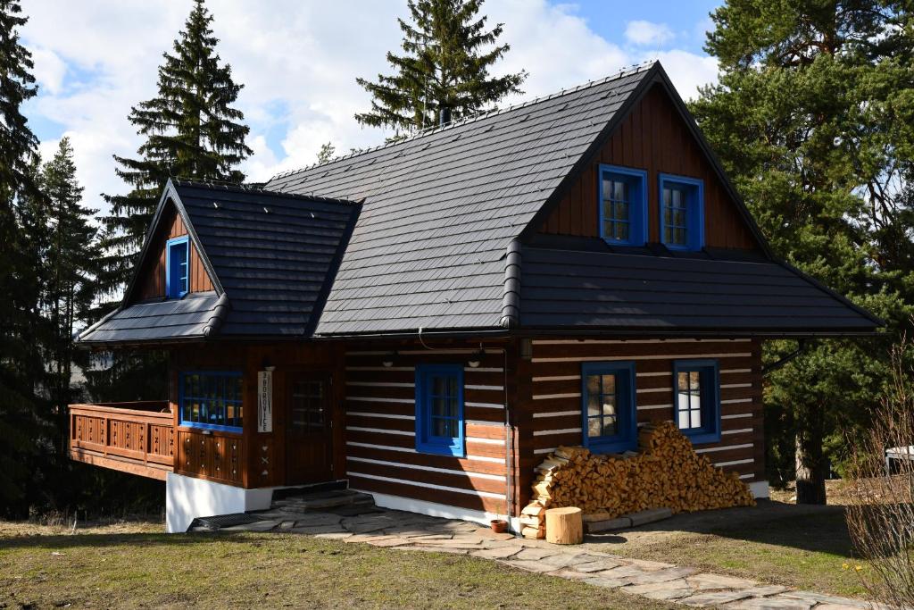 利普托斯基米库拉斯Tri borovice的一间小房子,有 ⁇ 帽屋顶
