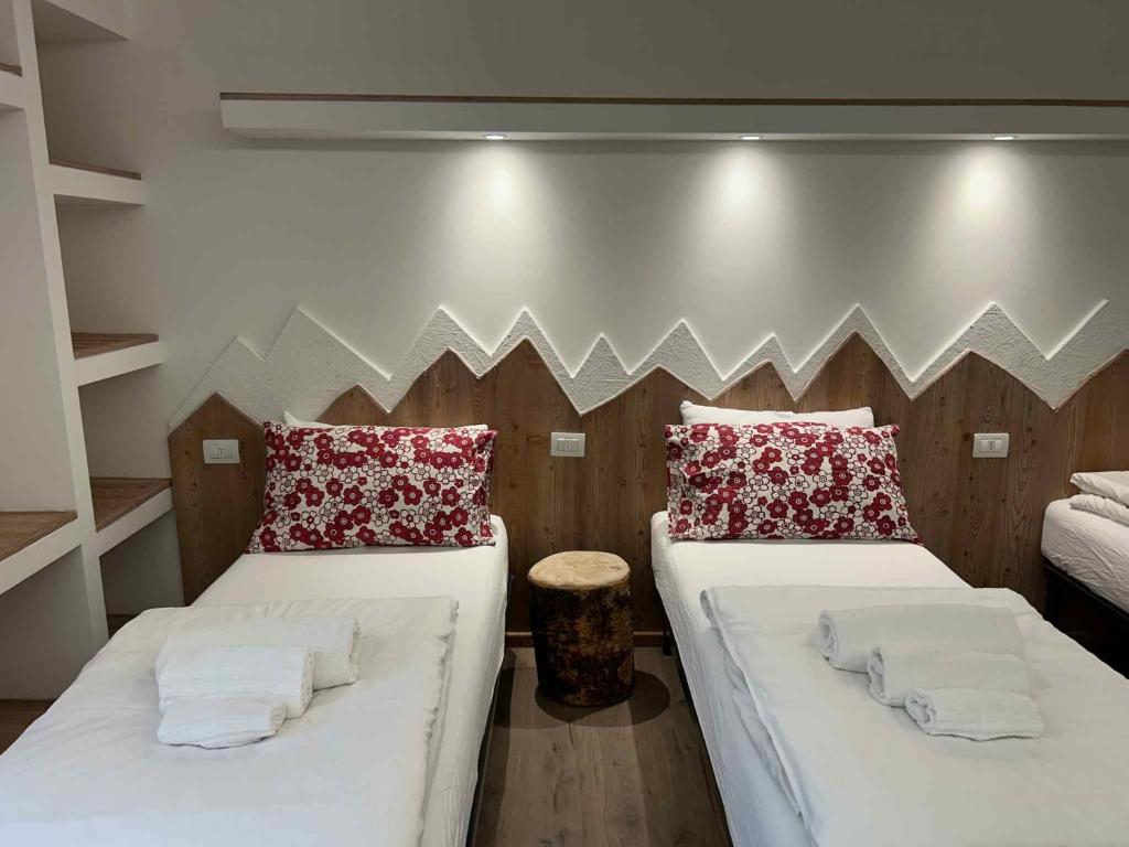 莱德罗Apartments in Pieve di Ledro/Ledrosee 22704的小型客房配有两张床,