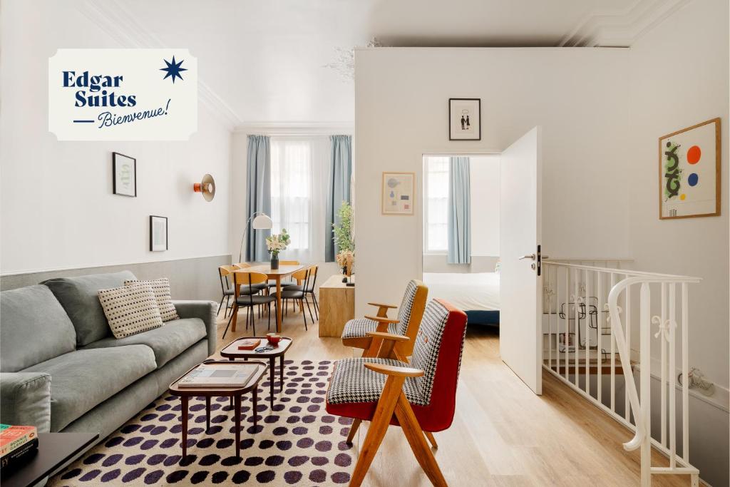 巴黎Edgar Suites Saint-Augustin - Naples的客厅配有沙发和桌子