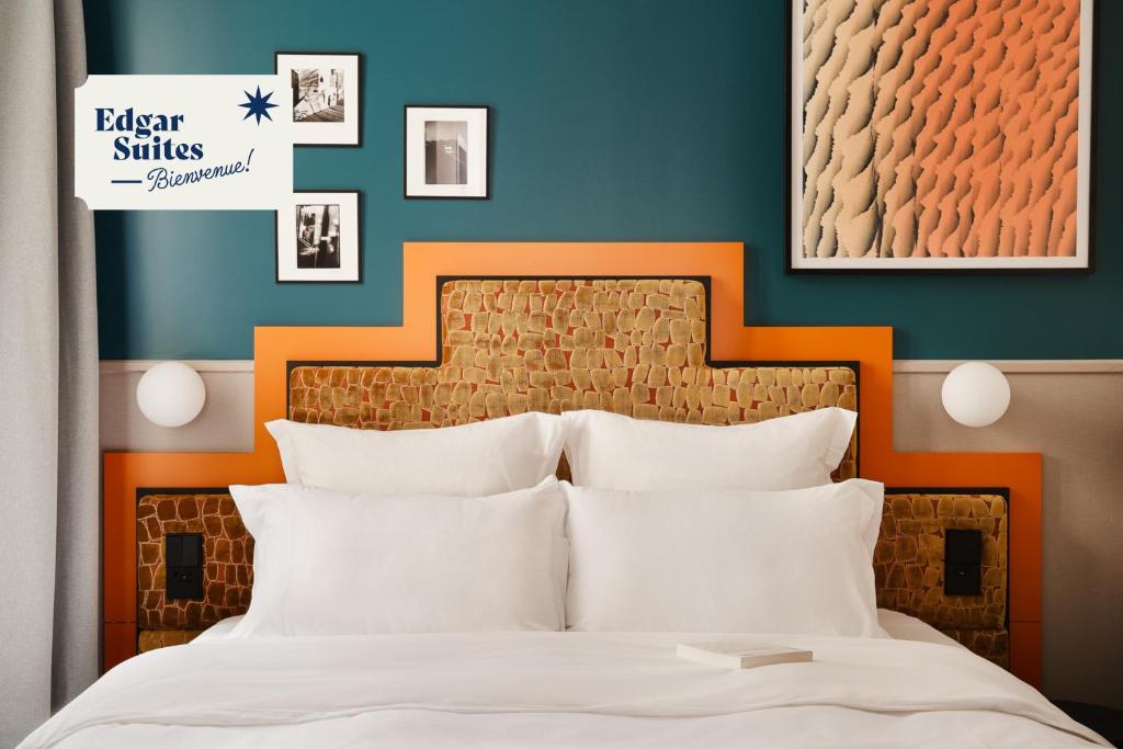 巴黎Edgar Suites Montmartre - Paul Albert的一张带橙色床头板和白色枕头的床