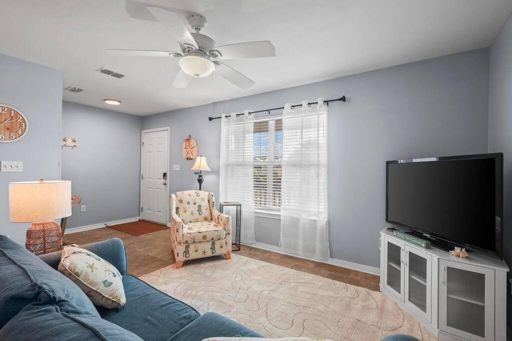 Condo in Gulf Shores King Suite的电视和&#47;或娱乐中心