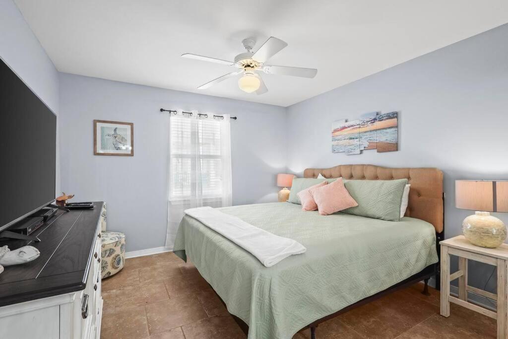 Condo in Gulf Shores King Suite客房内的一张或多张床位