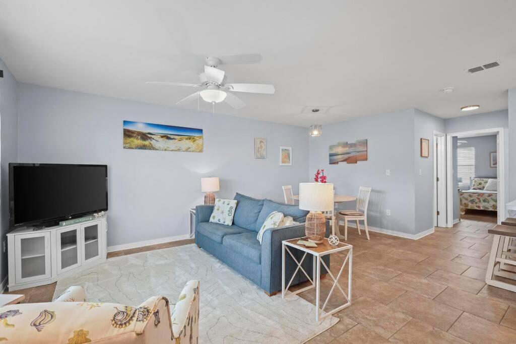 格尔夫海岸Condo in Gulf Shores King Suite的客厅里有一张蓝色沙发和一台电视