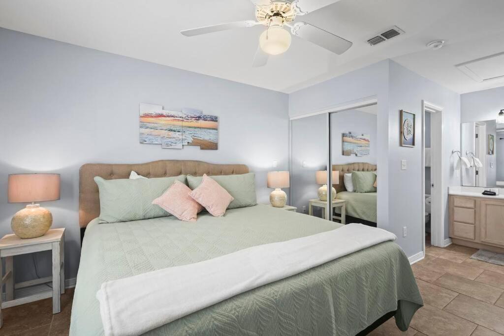 格尔夫海岸Condo in Gulf Shores King Suite的一间带大床的卧室和一间浴室