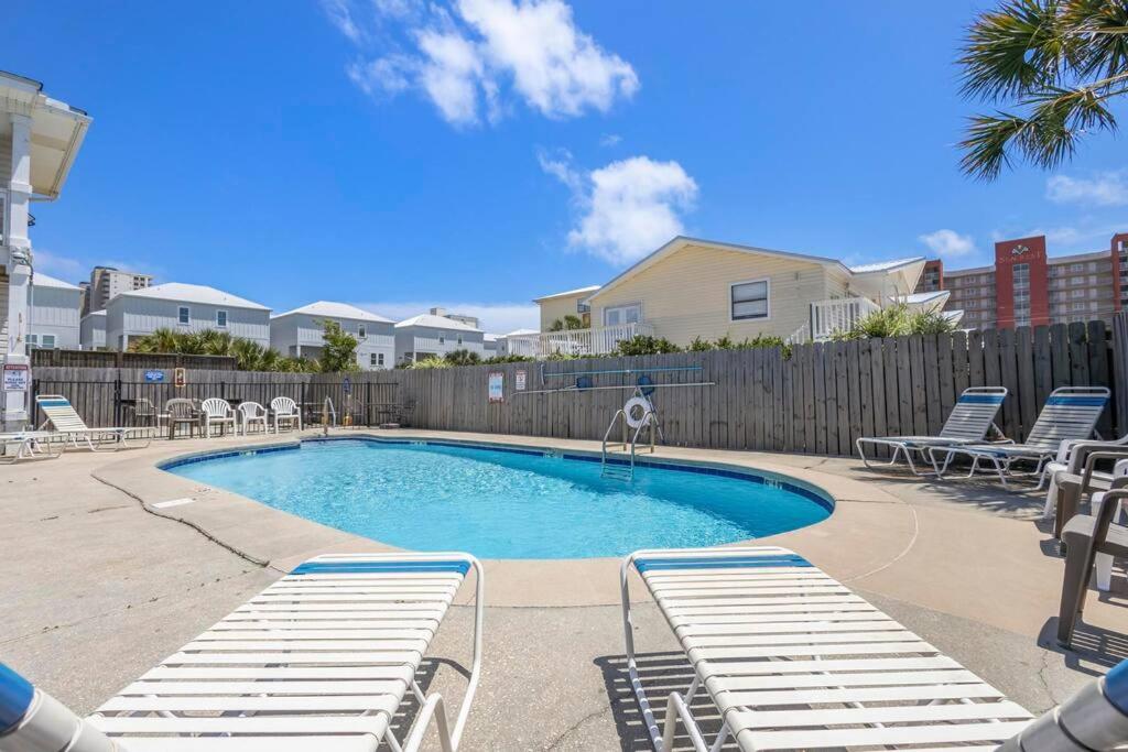 Condo in Gulf Shores King Suite内部或周边的泳池