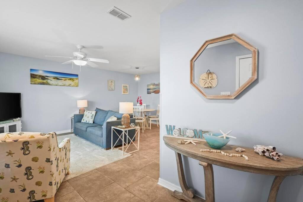 Condo in Gulf Shores King Suite的电视和&#47;或娱乐中心