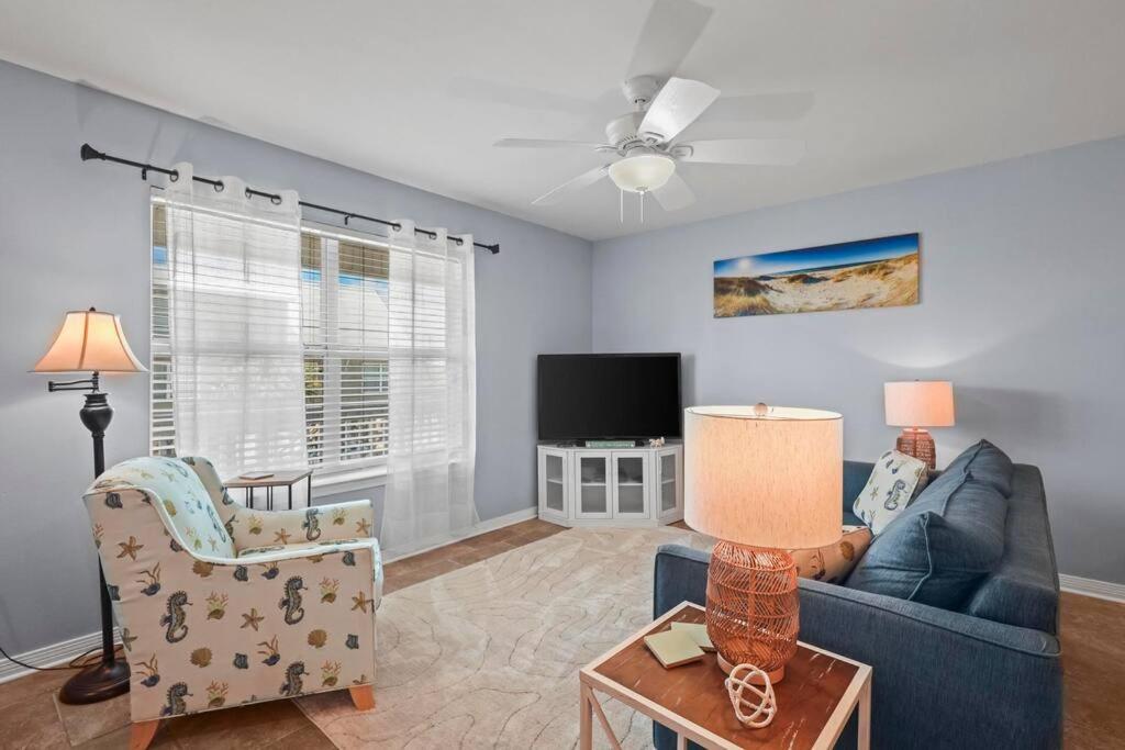 Condo in Gulf Shores King Suite的电视和&#47;或娱乐中心