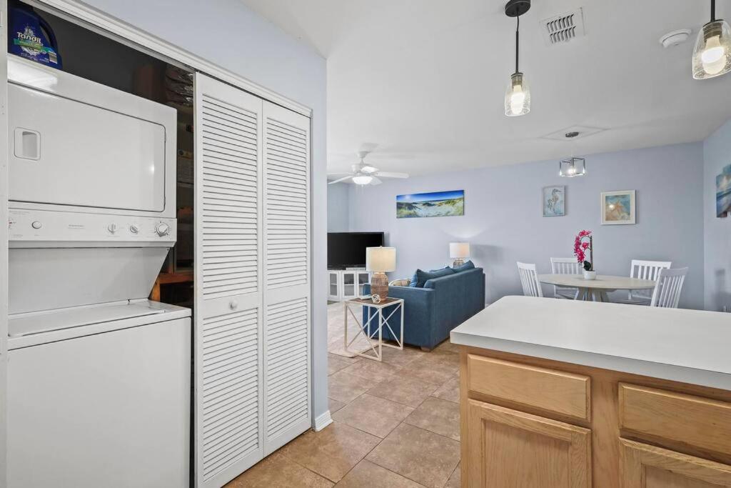 Condo in Gulf Shores King Suite的厨房或小厨房