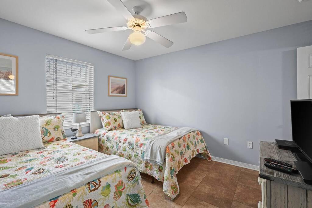 Condo in Gulf Shores King Suite客房内的一张或多张床位