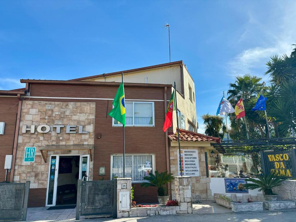 SabarisHotel Vasco Da Gama的前面有旗帜的酒店