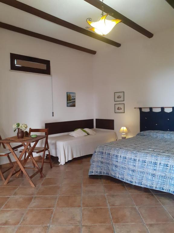 马尔萨拉Panorama Casa Vacanze的一间卧室配有两张床和一张桌子