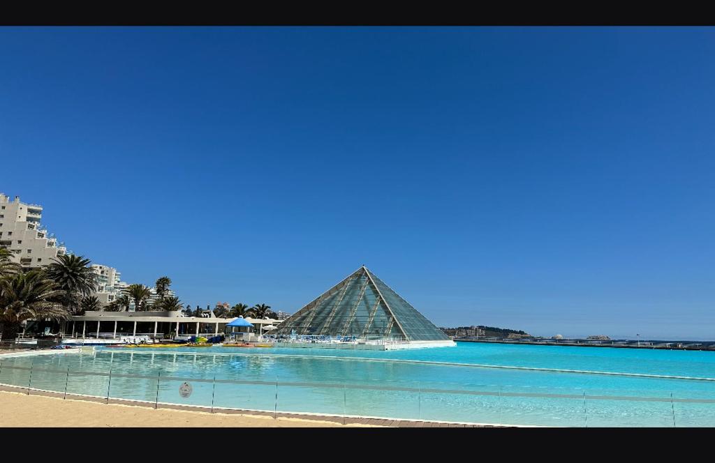 阿尔加罗沃Departamento San alfonso del mar的游泳池中间的金字塔