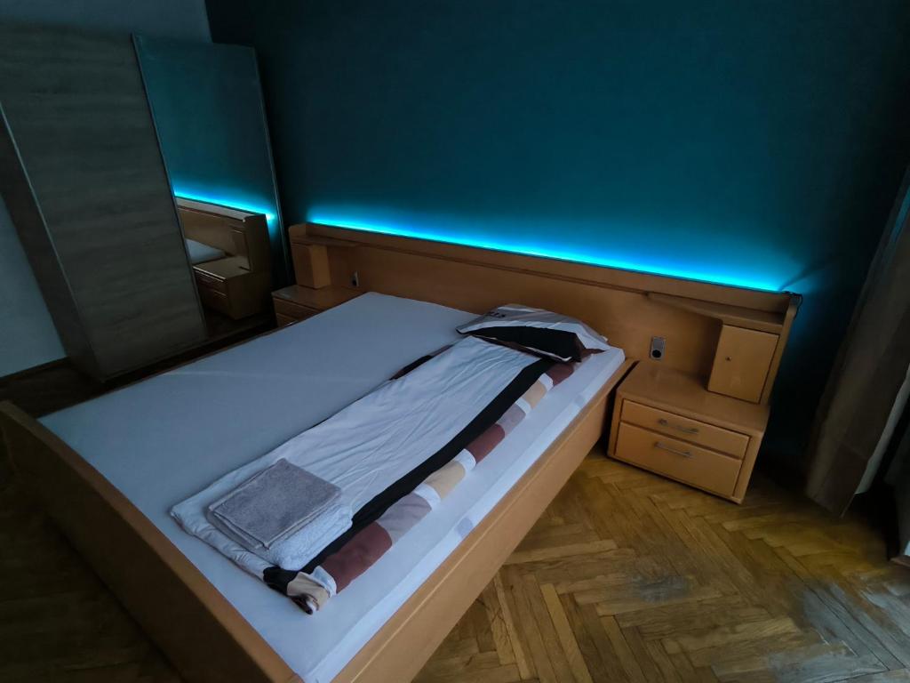 雅罗斯瓦夫Apartament Jarosław na wyłączność的一张蓝色灯房内的小床