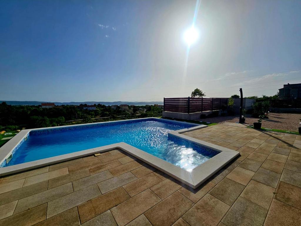 斯克拉丁Villa Scolopax rusticola Skradin with heated pool的露台顶部的游泳池