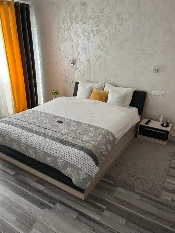 锡比乌Luxury Apartment的一间卧室,卧室内配有一张大床