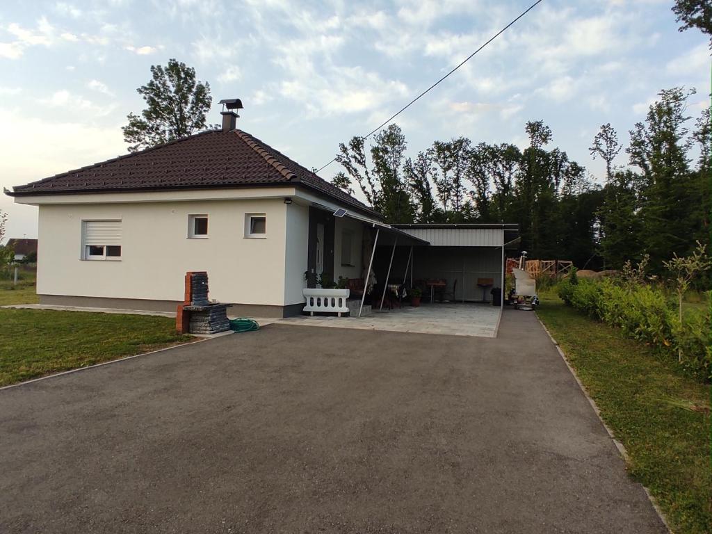 拉克塔希Vikendica Ninic的前面有车道的白色房子