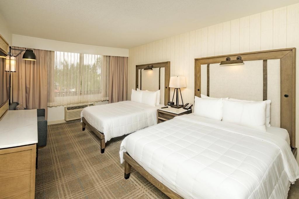 博伟公园Knott's Hotel的酒店客房设有两张床和电视。