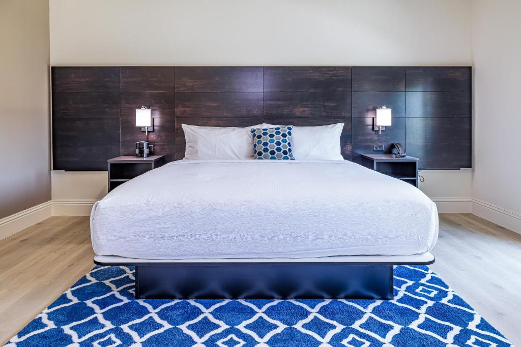达尼丁Grant Street Inn的一间卧室配有一张带2个床头柜的大床