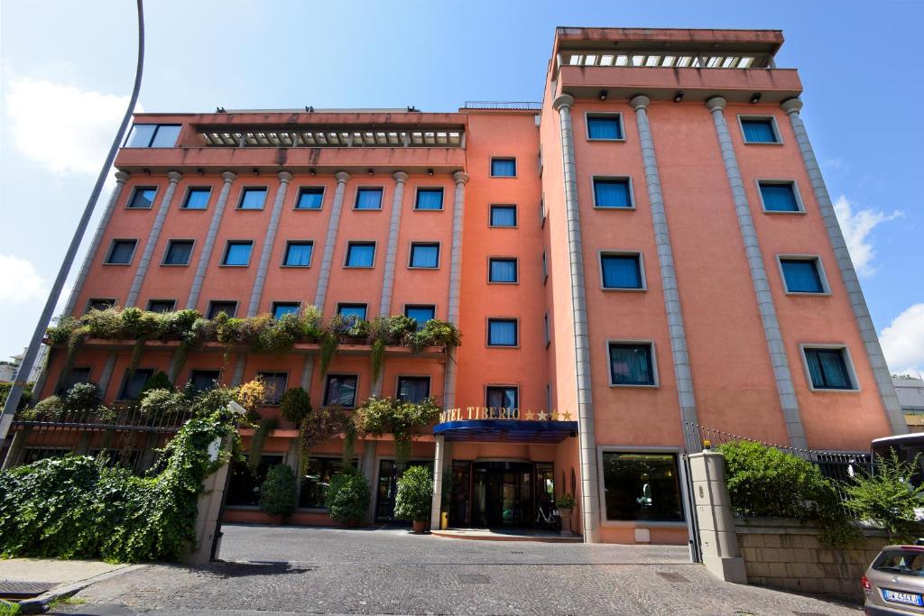 罗马缇贝托大酒店的一座种植了植物的大型橙色建筑