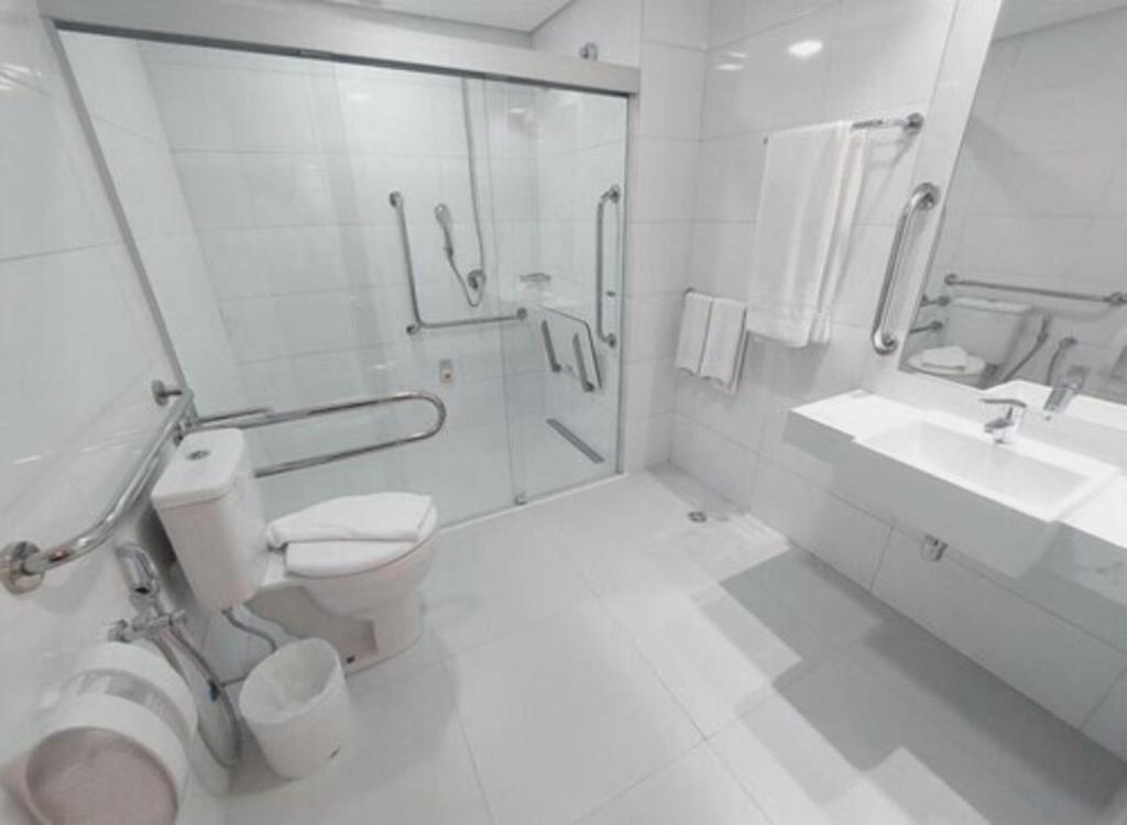 圣保罗Transamerica Executive Bela Cintra (Paulista)的白色的浴室设有卫生间和水槽。