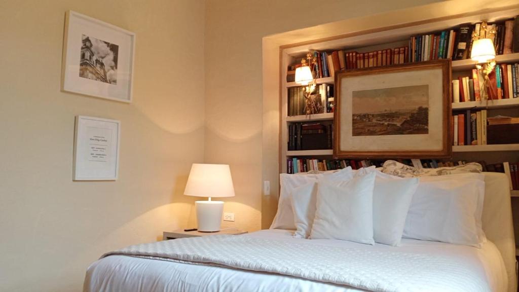 波哥大Candelaria House Boutique的一间卧室配有一张带书架的床