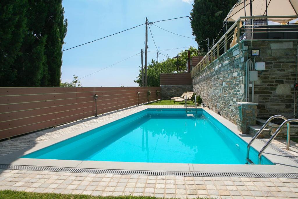 米莱艾Pacithea Villas的一座房子后院的游泳池
