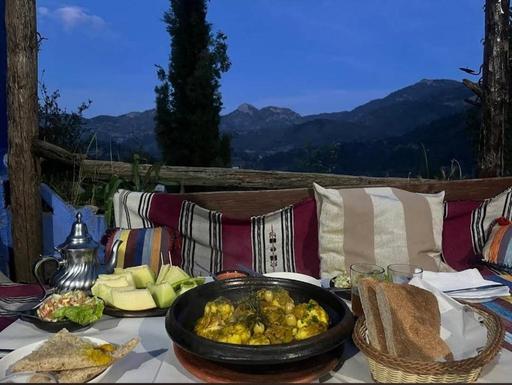 IzilaneGîte de montagne Azilane的上面有一碗食物的桌子