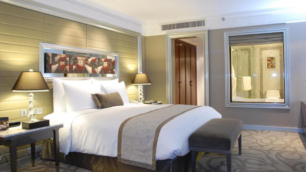曼谷曼谷洲际酒店的酒店客房设有一张大床和一张书桌。