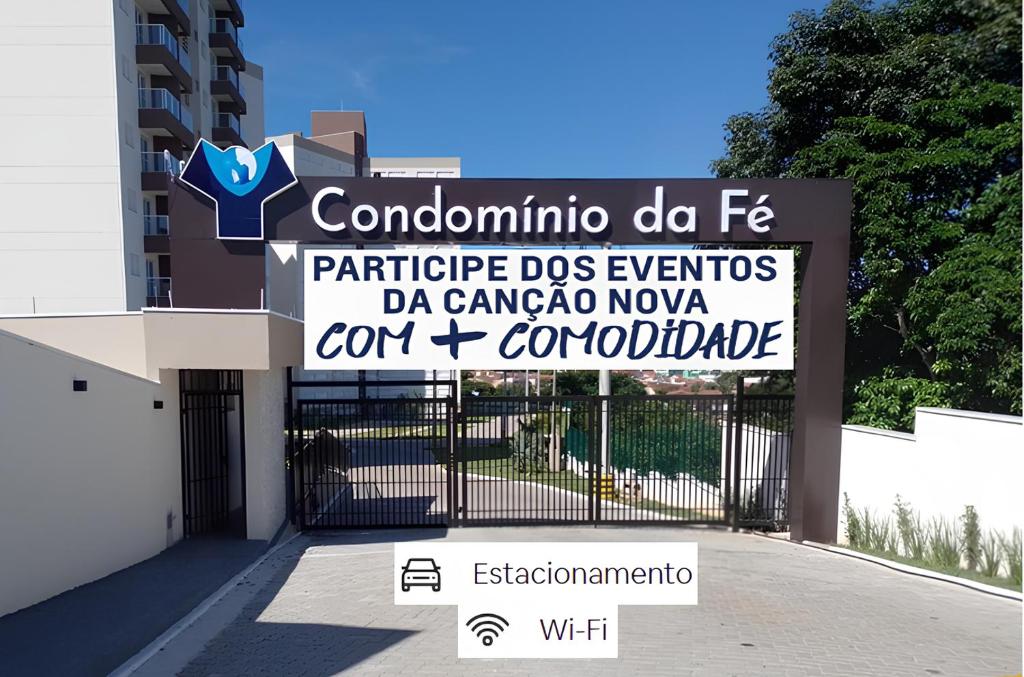 卡舒埃拉保利斯塔Apto com Garagem e Wi-Fi a 4 minutos da Canção Nova的建筑前有门的标志