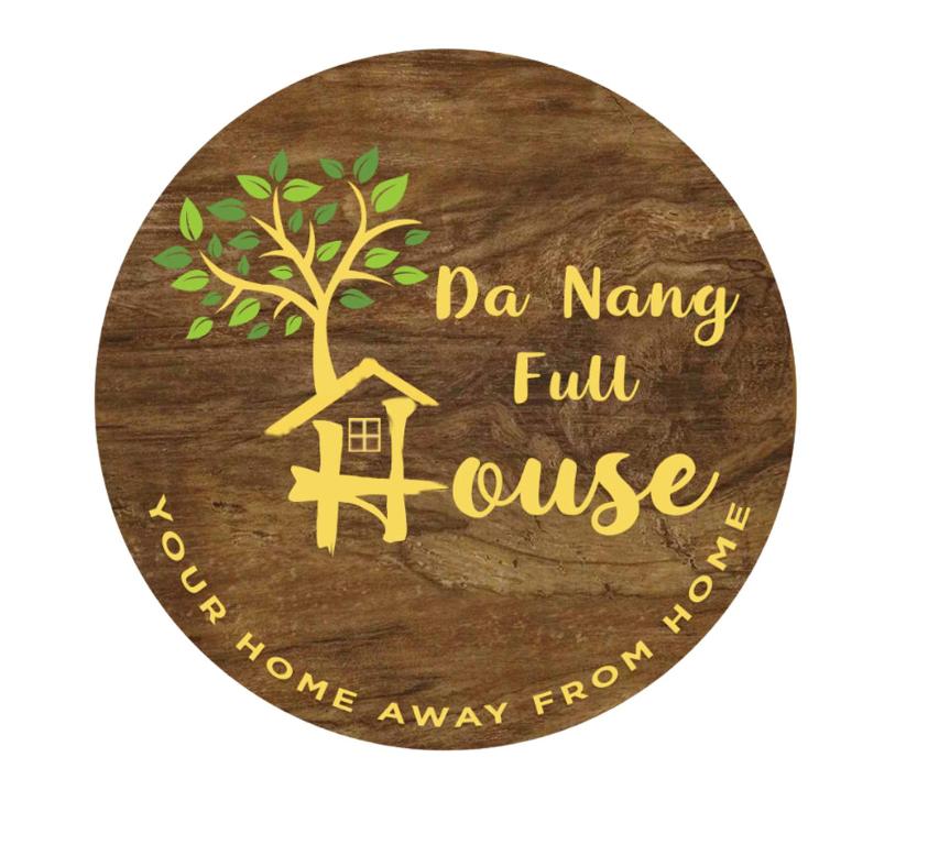 岘港Homestay Da Nang Full House的木标,有树和房子