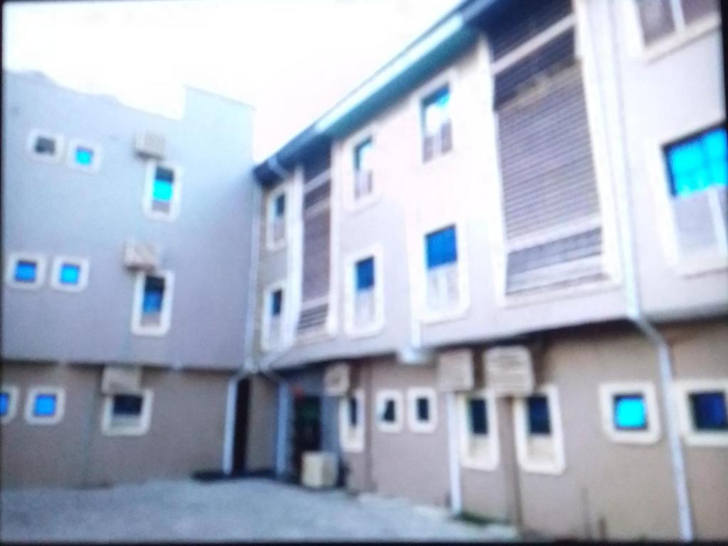 IladoExclusive mansion hotel and suites Lagos的一座带窗户的建筑的封闭